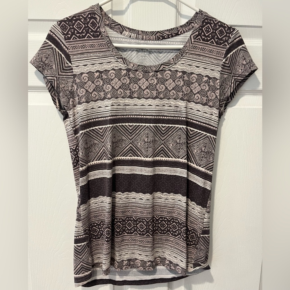 Title Nine/Sherpa Patterned Black and Gray UPF 40 Women's Top